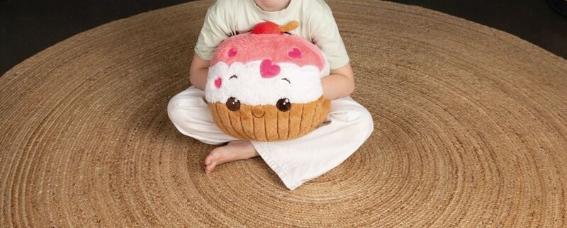 Παιδικό Cuddle Pillow Λούτρινο Cupcake Μαξιλάρι Αγκαλιάς με τσέπες για ζεστά χέρια Hand warmers Noxxiez HW741 ΚΑΦΕ ΛΕΥΚΟ ΡΟΖ